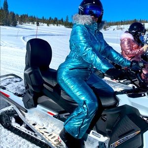 Ski suit !!! I used one time in Vail this week !!! Almost new